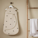 SnüzPouch Babyschlafsack 0-6 Monate 0,5 Tog - Sand Cloud