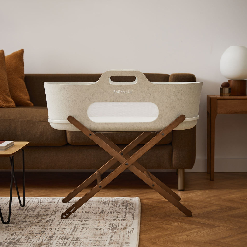 SnüzBaskit Barley Moseskorb & Walnut Ständer Set
