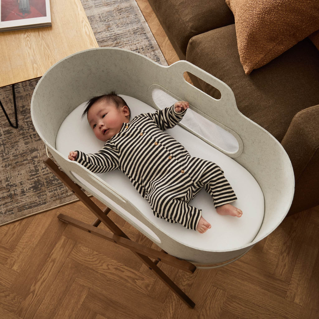 SnüzBaskit Barley Moseskorb & Walnut Ständer Set