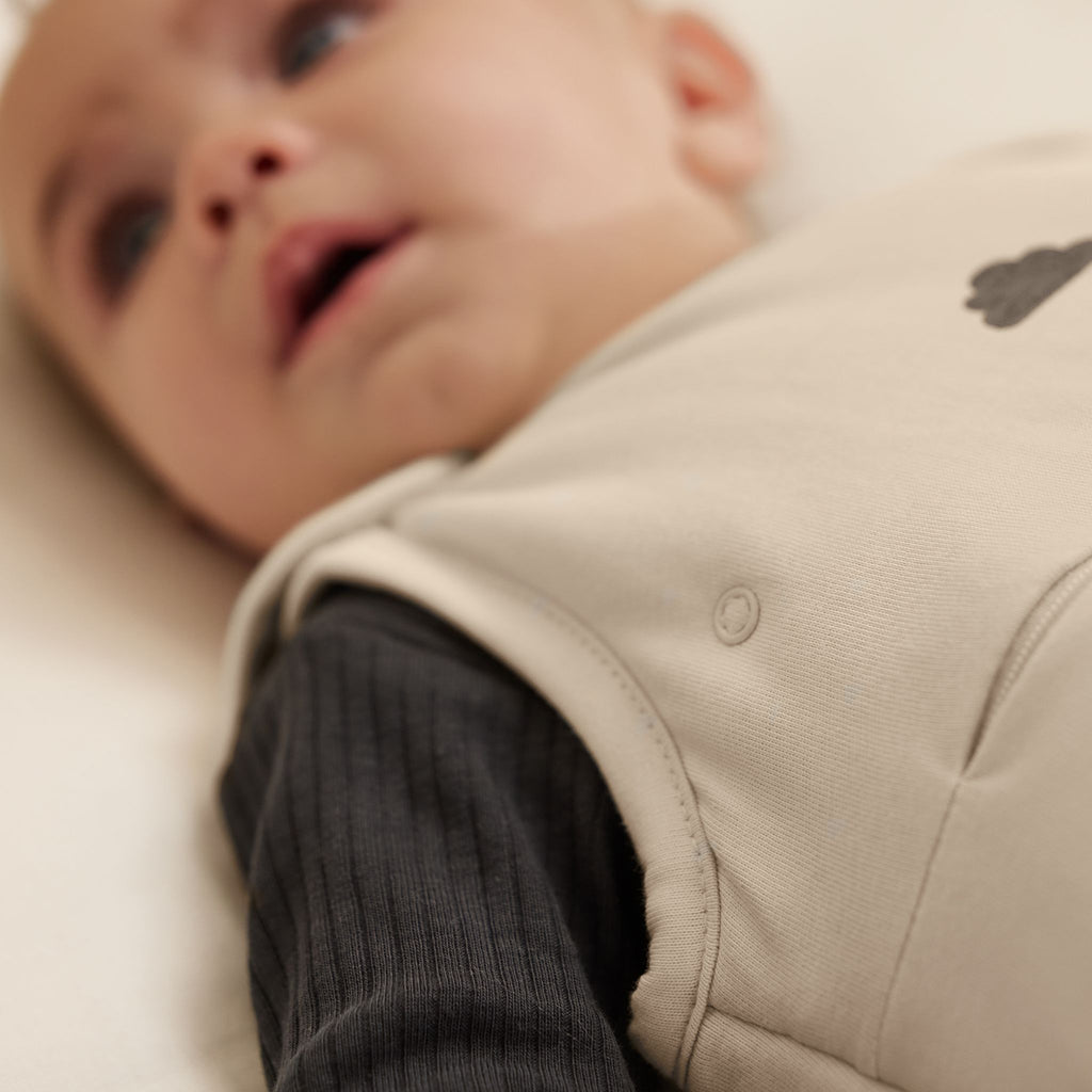 SnüzPouch Babyschlafsack 6-18 Monate 2,5 Tog - Sand Cloud
