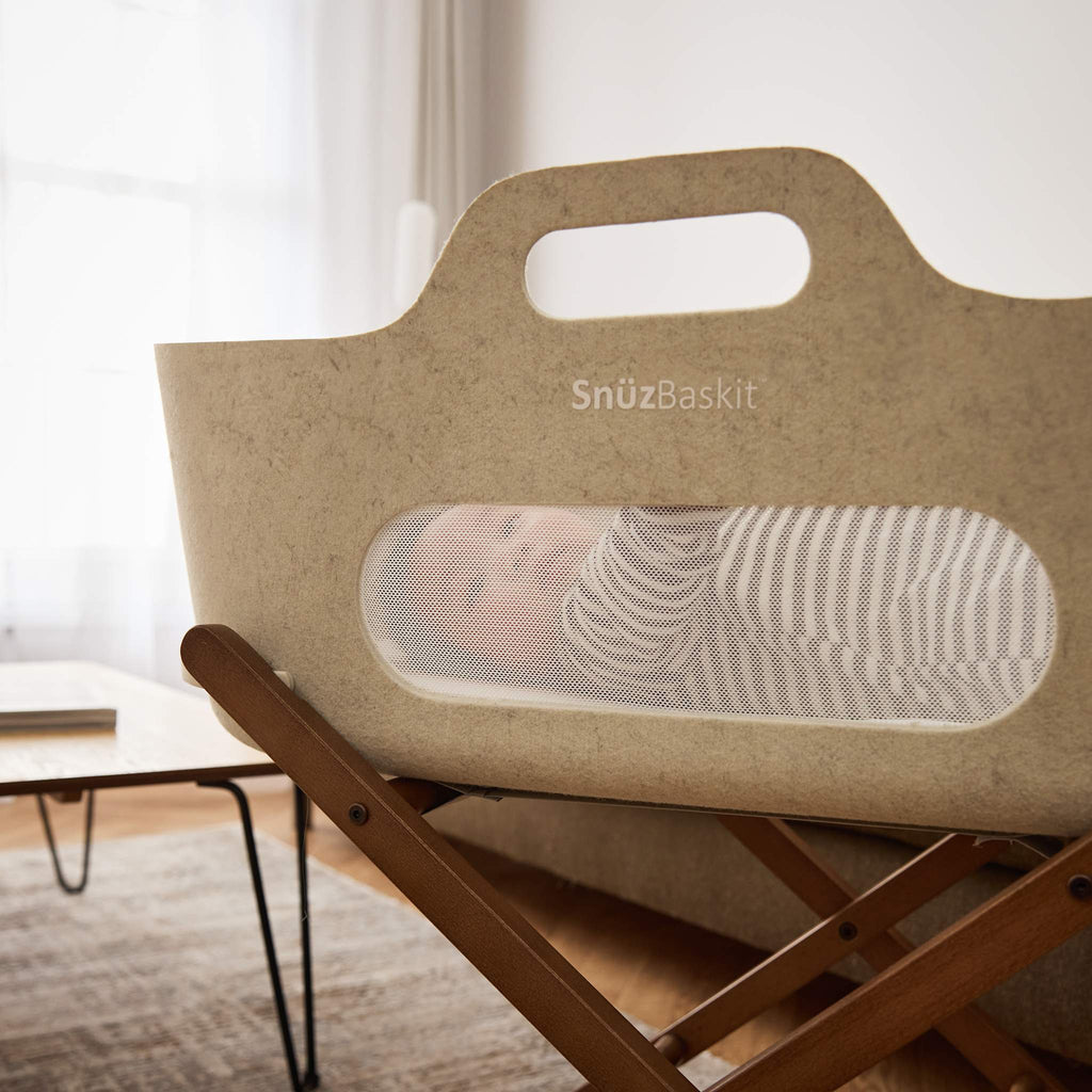SnüzBaskit Barley Moseskorb & Walnut Ständer Set