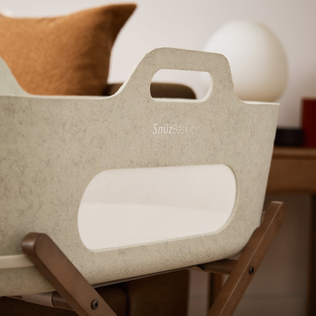 SnüzBaskit Barley Moseskorb & Walnut Ständer Set