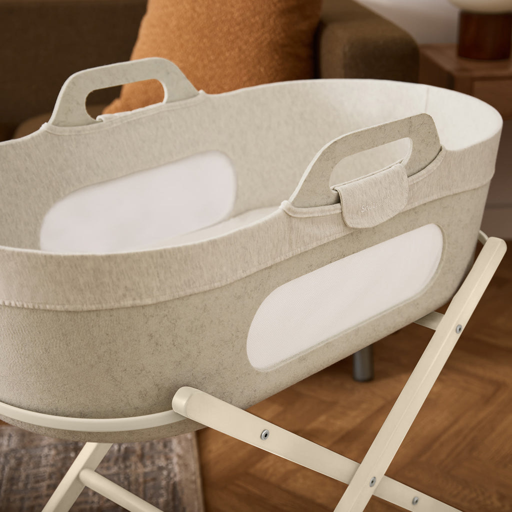 SnüzBaskit Barley Moseskorb & Cashmere Ständer Set